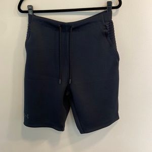 Like New Under Armour Men’s Large Thick Polyester Black Shorts